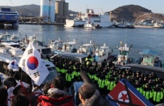 NK ferry carrying art troupe arrives in S. Korea amid protests