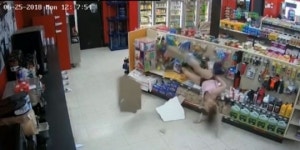 범행 후 도망친 여성, 천장 뚫고 경찰관 앞 떨어져