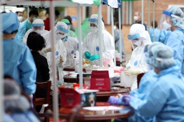 Patient surge puts fresh strain on hospitals in Gwangju | 포토뉴스