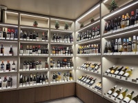 칠링 방배점 | Two ways to spend year-end in Seoul: Festive outdoor market and quiet, cozy wine bar
