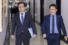 Seoul holds to allies' deal, responds calmly to Trump's tariff hike