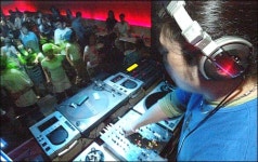 홍대 앞은 아직 죽지 않았다