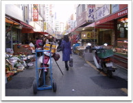 백년 된 재래 시장인데 어떻게든 살려야죠