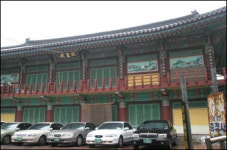 군사령부 자리에는 영화거리와 한옥마을 남아