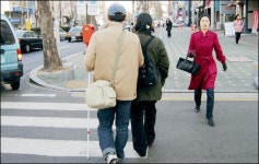 목숨 걸고 가는 길, 안마 배우러 가는 길