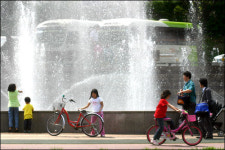 여름같은 봄날, 도심의 일상을 스케치하다