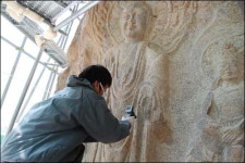 1000여년 만에 처음 세수하는 서산마애삼존불상