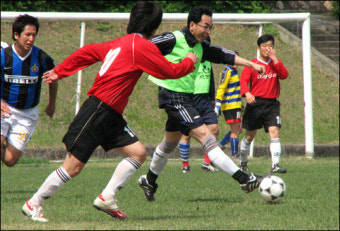 축구경기장에서 풀어낸 