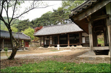 아니, 쟤들이! 대청마루 위를 함부로 올라가다니!