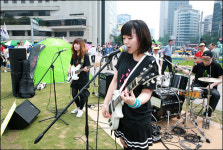 촛불 3일째, 4시 대학로-7시 시청앞 집결김밥에 생수, 오이까지, 지원 사격 쇄도