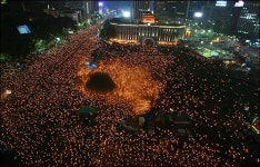 촛불 시위가 만든 어리둥절한 민주주의, 정체가 뭐야?