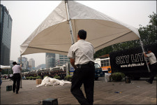 경찰, 서울시청 앞 천막 강제 철거... 시민 3명 연행