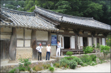 용변을 보신 후 낙엽을 한 줌 뿌려주세요