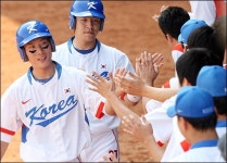 [야구 쿠바전] 축하 받는 고영민, 강민호 선수