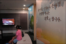 5·18 묘지에 꽃상여? 서낭당도 아니고