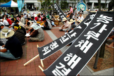 우리 쌀은 우리 무기 농축산물 장례식 열려