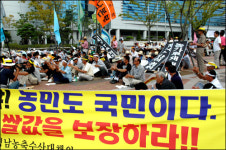 우리 쌀은 우리 무기 농축산물 장례식 열려