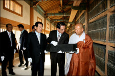 법전 스님 만난 김형오 일하는 국회 만들겠다