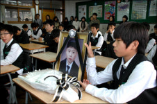 교복 입혀 하늘나라로 보냈습니다