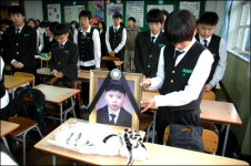 교복 입혀 하늘나라로 보냈습니다