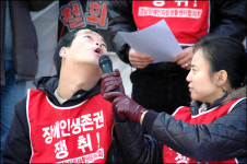 의원사무실 앞 천막살이 66일, 드디어 웃었다
