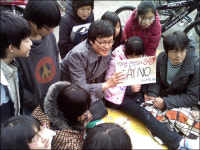 선생님, 경찰아저씨 배경으로 사진찍어요