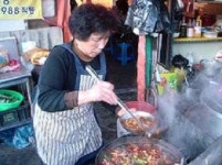 “이거 못 먹으면 병난다 아입니꺼!”