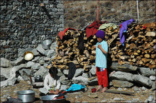 히말라야 능선에 걸린 빨래가 쓸쓸한 까닭