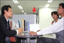 수고비? 피 값을 어떻게 받습니까!