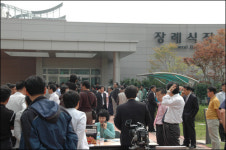 시민 오열 속 운구 행렬 봉하마을로