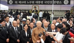 진보진영, 봉하마을 조문 줄 잇는 까닭?