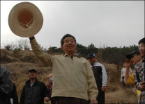 [추모시] 부엉이 바위 눈물로 사람 사는 세상 꽃불 밝혔네