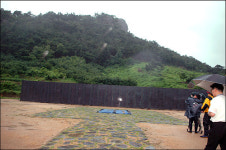 노무현 묘역에 남북 팔도 돌·모래 깔린다