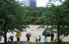 [포토] 분당 탄천 주변 편의시설 급류에 휩쓸려