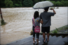 [포토] 분당 탄천 주변 편의시설 급류에 휩쓸려