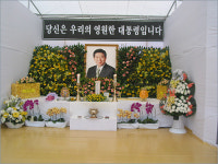 262명 시인이 가슴에서 우러난 시로 세운 작은 비석