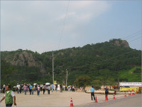 262명 시인이 가슴에서 우러난 시로 세운 작은 비석