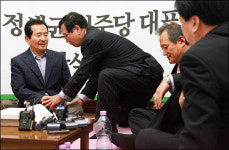뒷골목 패거리 뇌 없는 공룡 걸인 정치
