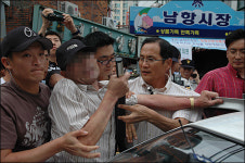 민주당 부산 집회, 일부 노인들 욕지거리 방해