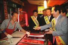 민주당 부산 집회, 일부 노인들 욕지거리 방해