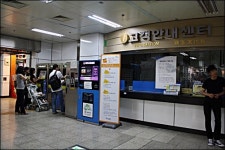 지하철 매표소 폐쇄, 직원은 불안 시민은 불편