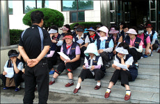 청소노동자 정년 65세 합의에도 불안한 이유