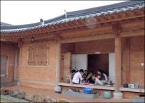시멘트로 지은 리조트는 가라, 한옥 민박