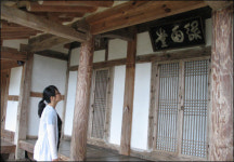 시멘트로 지은 리조트는 가라, 한옥 민박