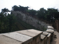 푸른 기와집 둘러싼 서울 성곽 따라 걷다