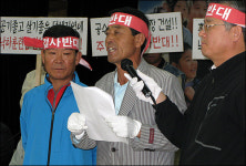 우리를 땅만 파먹는 농사꾼이라고 무시하나?