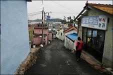 빛바랜 선창가, 옛날의 북적거림은 어디로 가고