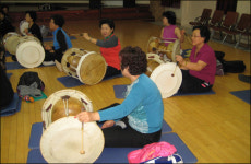 환갑 지난 엄마, 반짝이옷 입고 무대에 서다
