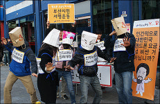 젊은이들 통신비 인하 촉구 거리 나섰다