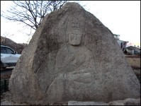 마애보살좌상 보관 위 구멍의 용도는?